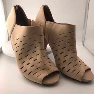 Clarks Artisan Okena cream leather peep toe booties heels 7.5